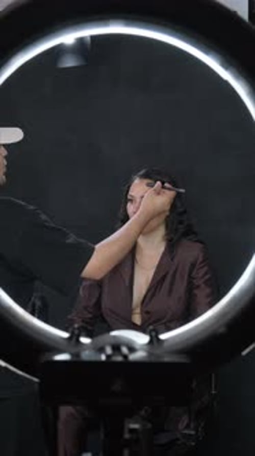 Join Us for a Makeup Application Session with a Professional Artist in an Inspiring Studio