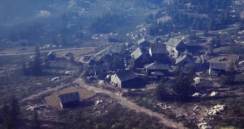 Petit village de montagne niché dans un paysage serein pendant la journée