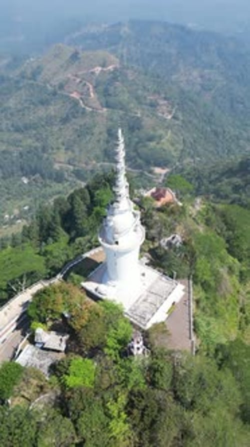 Vue aérienne du temple Ambuluwawa au Sri-Lanka, magnifique paysage avec des montagnes verdoyantes