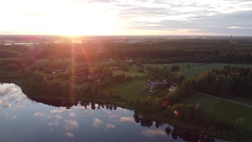 Lever de soleil créant des tons de ciel chauds HD