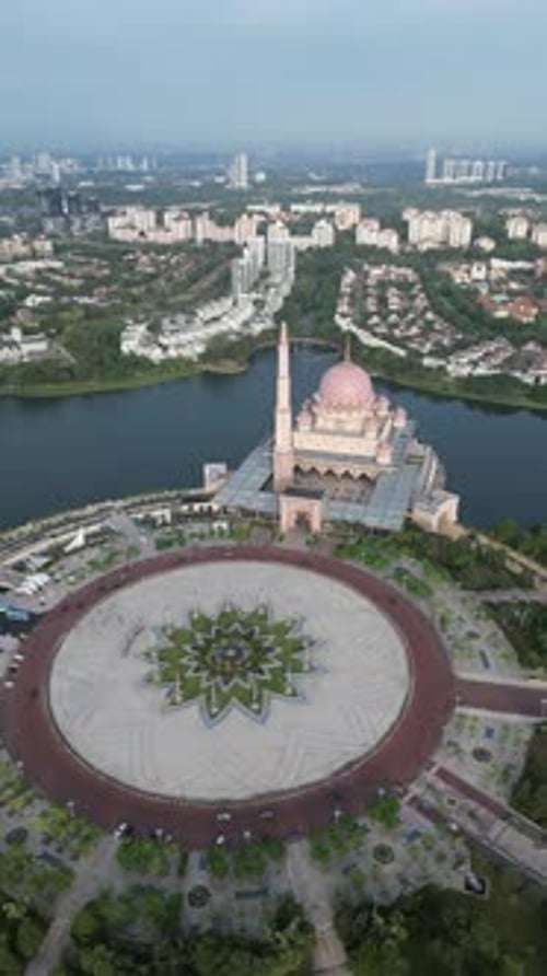 Vidéo aérienne au-dessus de la mosquée de Putra en Malaisie