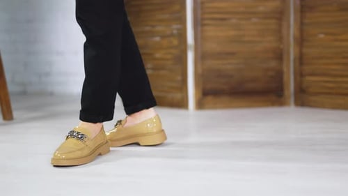Beige lacquered shoes on plain soles demonstration.