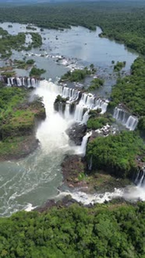 Vue aérienne des chutes d'Iguazu, site touristique de Foz do Iguacu, au Brésil et de Misiones, en Argentine.