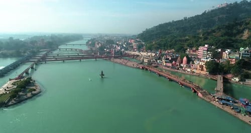 Immense vue aérienne de toute la ville sainte de Haridwar, dans l'Uttarakhand, en Inde. Montrant la ville sainte de Haridwar, Ha