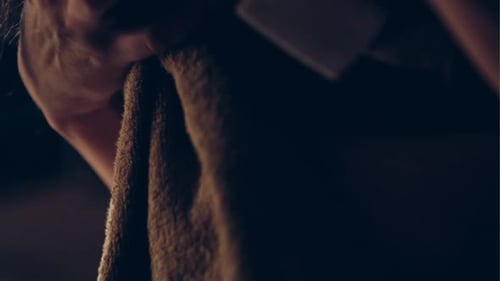 Femme séchant la sueur
