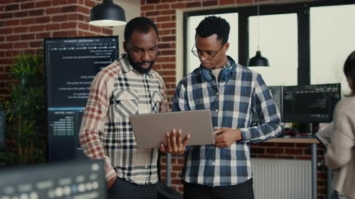 Softwareentwickler schreibt Programmiercode auf tragbarem Computer