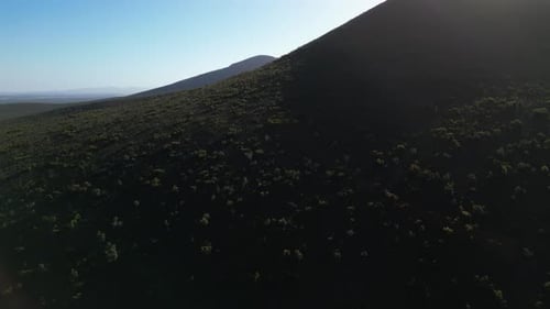 Revelación aérea de cadenas montañosas en el interior de Australia