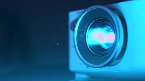 Projektorlinse strahlt blaues Licht aus