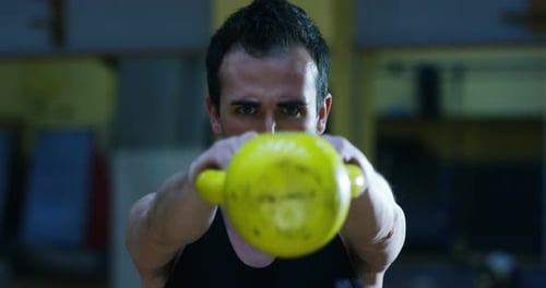 junger netter Mann mit grünen Augen beim Sport im Fitnessstudio. Leidenschaft für Sportkonzept und Gesundheitswesen