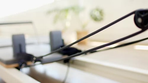 O equipamento de Pilates com alças e almofadas pretas está pronto para uso