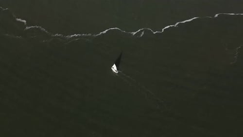 Luftaufnahme eines Segelboots, das auf dem Meer navigiert, Portugal.