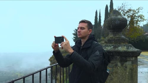 Viajante fotografa paisagens nubladas retrospectivamente Explorador documenta Vale Sombrio com câmera