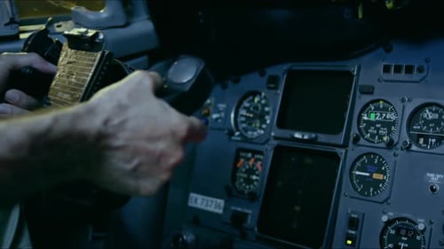 Die
Hand des Piloten dreht das Lenkrad, Nahaufnahme. Innenaufnahme des Flugzeugcockpits oder der Kabine