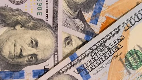 Einhundert-Dollar-Scheine rotieren, Makroansicht aus der Nähe. Bargeld, US-Dollar, Geldhintergrund. 100 Dollar