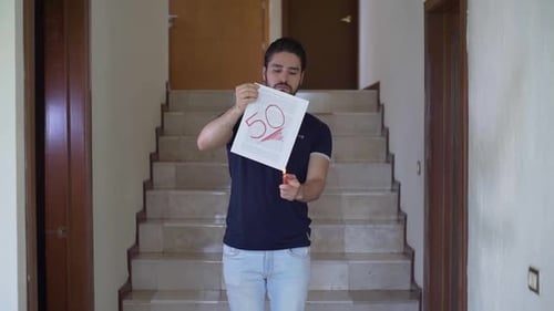 Junger Mann verbrennt ein Dokument in Zeitlupe