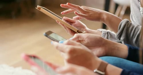4k-Videomaterial einer Gruppe unkennbarer Frauen, die ihr Smartphone zu Hause benutzen