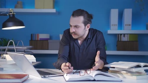 Der junge Historiker, der einen Fehler gemacht hat, ist verärgert und demoralisiert.