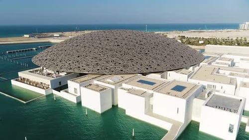 Vista aérea do Louvre, um museu de arte em Abu Dhabi.