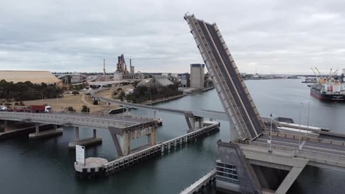 Drohnenschuss beim Flug um eine Straßenbrücke vom Typ Bascule in Port Adelaide, Südaustralien.