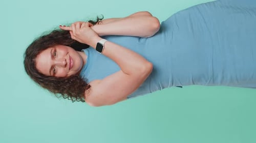 Junge Frau zeigt mit Fingerpistole herum und trifft Wahl und erschießt mit Handpistole