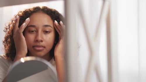 Masaje facial, tratamiento de la piel, ejercicio facial para mujer