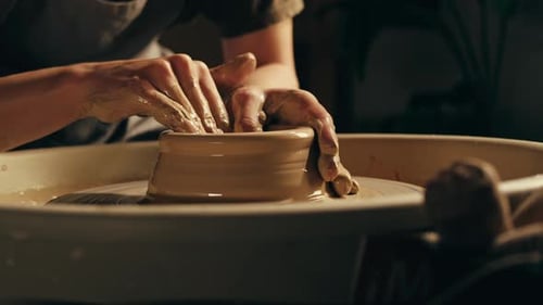 Woman Potter travaille avec de l'argile lors d'une master class sur le processus de travail en studio dans Ceramic Workshop Potter