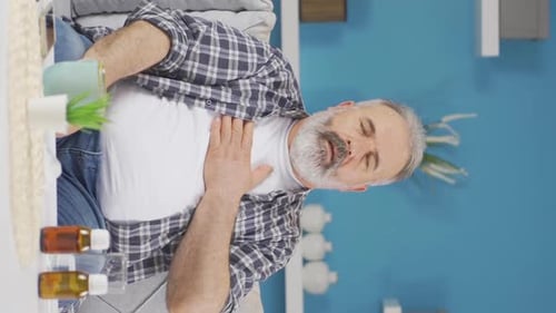 Vertikales Video von Der kranke alte Mann kann nicht aufhören zu husten.
