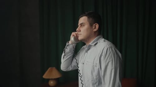 Un agent secret spécial parle sur un vieux téléphone fixe