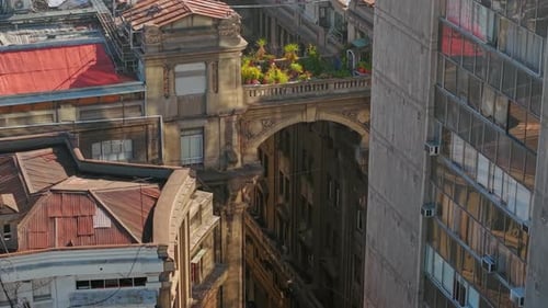 Vue aérienne du pont de Pasaje Phillips, architecture ancienne du centre-ville de Santiago, au Chili, avec un s
