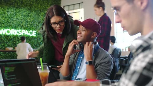 Codificação de computador, colaboração de homens ou mulheres em laptop ou tablet na startup de design