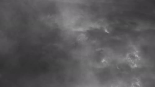 4K volant à travers des éclairs dans des nuages en forme de colonne dans le ciel sombre