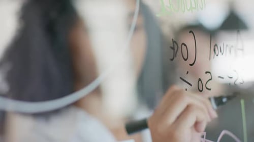 Des collègues de travail très occupés, divers et occasionnels, prenant des notes sur le mur, faisant du remue-méninges au bureau, Ralenti