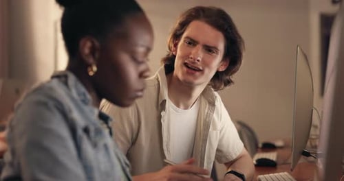 Les gens d'affaires écrivent et discutent le soir pour trouver des idées, des solutions ou des stratégies lors de la programmation
