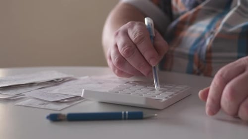Personne garantissant l'exactitude des calculs fiscaux avant la date limite, examens individuels diligents et