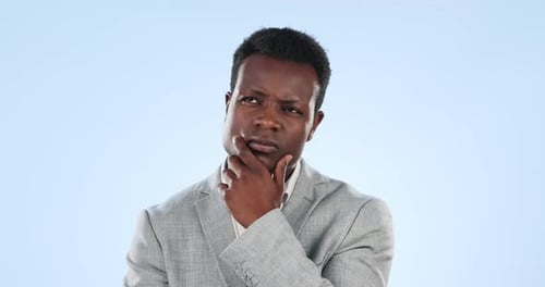 Denken, Idee und schwarzer Mann im Studio mit Brainstorming, Zweifel oder unsicherem Gesichtsausdruck