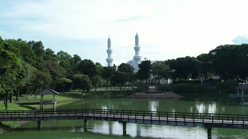 Mosquée avec lac et paysage