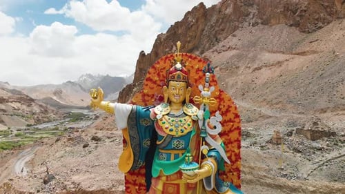 Immense statue de Guru Padmasambhava située au Ladakh, en Inde