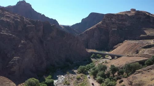 Vue aérienne de véhicules tout-terrain circulant sur une route de montagne