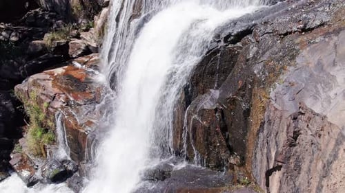 Foto aérea de un Zumbido que abarca una cascada y muestra una cascada de volumen gigante con rocas secas en t