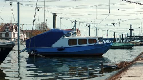 Fischerhafen in der Stadt. Kleines Fischerboot, das im Hafen festmacht