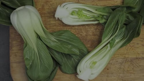Endives sur une planche à découper en bois (Cichorium intybus). Chicorées fraîches