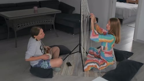 Momento criativo em casa com música e macramê
