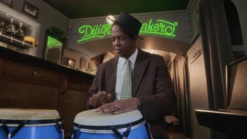 Percusionista tocando congas en un bar de jazz vintage