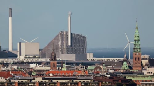 La icónica planta de conversión de residuos en energía de Copenhill que domina el horizonte de Copenhague con edificios antiguos de la ciudad y