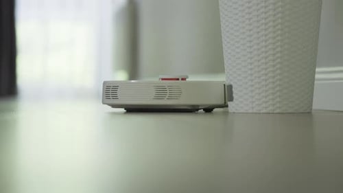 Aspirateur robot intelligent qui navigue efficacement et facilement dans l'espace complexe de la maison