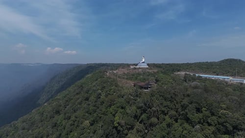 Imagens aéreas acima do penhasco da montanha Bokor, província de Kampot, Camboja. A câmera gira