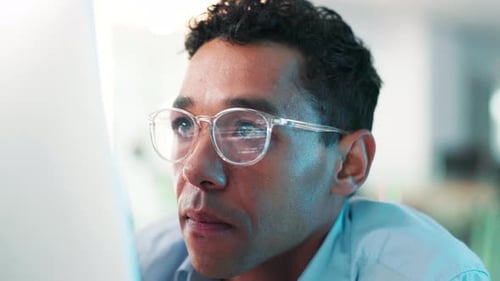 Lunettes, homme ou programmeur informatique sur ordinateur pour la recherche en matière de codage ou la mise à jour de la cybersécurité