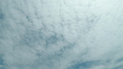 Zeitraffer von Wolken, die sich an einem teilweise bewölkten Tag über ihnen bewegen.