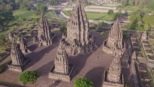 Complexe du temple hindou de Prambanan à Java, sans touristes le matin, en avion