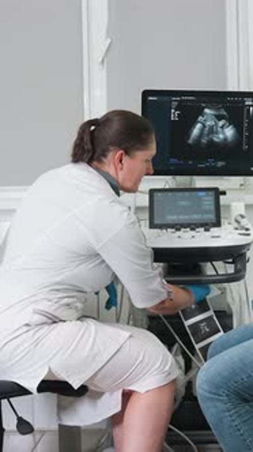 Échographie médicale Un échographiste évalue les détails de la grossesse Un professionnel soigneusement qualifié